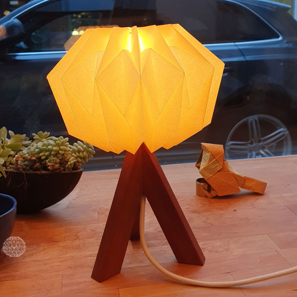 Idris Chamois op houten driepootje